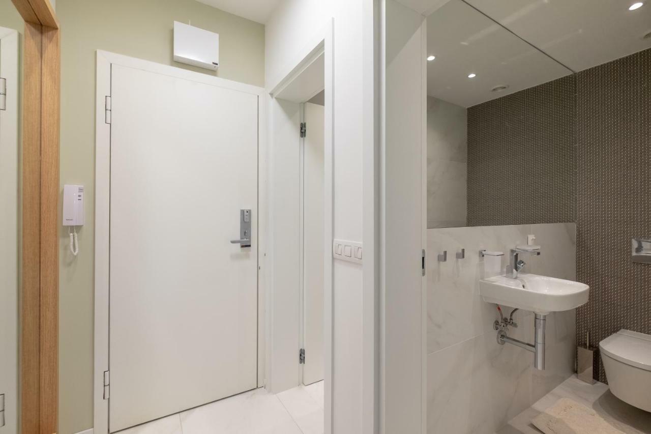 Vitosha Blvd Luxury 2-Bedroom, 2-Bathroom With Balcony Sófia Exterior foto